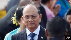 FILE - Burma President Thein Sein arrives at the ASEAN Summit in Bandar Seri Begawan, Brunei, Oct. 8, 2013.