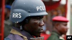 Un policier nigérian à Lagos, Nigeria, le 1er mai 2014. 