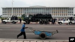 Le Palais du Peuple, siège du Parlement de la RDC, à Kinshasa, lundi le 5 décembre 2011 (AP Photo/Jerome Delay) 
