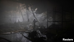 ARCHIVO - Un bombero trabaja en el lugar donde una imprenta fue alcanzada por ataques con misiles rusos, en medio del ataque de Rusia a Ucrania, en Kharkiv, Ucrania, el 23 de mayo de 2024.