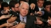 Le sénateur John McCain anime un point de presse au sortir d'une réunion à huis clos sur la Syrie, au Capital, Washington, 3 septembre 2013.