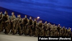 Pasukan Jerman kembali ke Pangkalan Udara Wunstorf setelah misi evakuasi di Kabul, Wunstorf, Jerman, 27 Agustus 2021. (Foto: REUTERS/Fabian Bimmer)