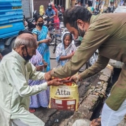 Las bolsas de comida están valoradas en 10 dólares cada una. [Foto cortesía].