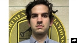 Asif William Rahman, yang bekerja untuk pemerintah AS, ditahan oleh FBI di Kamboja dengan tuduhan membocorkan informasi rahasia terkait rencana Israel untuk menyerang Iran. (Guam Department of Corrections via AP)