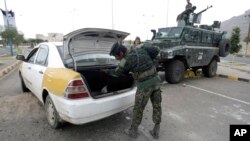 Seorang polisi memeriksa mobil di sebuah pos pemeriksaan dekat Kedubes AS di Sanaa, Yaman (6/8). Keamanan Kedubes AS di Yaman diperketat setelah mendapat ancaman serangan al-Qaeda.