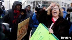 Simpatizantes de la causa de Michael Brown confrontan a Pattie Canter, derecha, que apoya en cambio al oficial Darren Wilson.