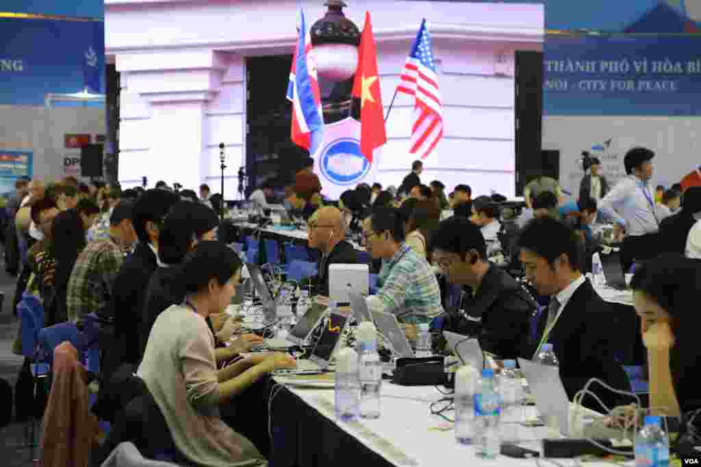 روز دوم نشست ترامپ - کیم | خبرنگاران جزئیات ملاقات&zwnj;های رهبران آمریکا و کره شمالی را در ویتنام به جهان مخابره می&zwnj;کنند.