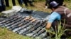[Archivo] Un miembro de las fuerzas especiales de la policía nacional de Nicaragua revisa armas luego de una operación de decomiso en Tipitapa, 22 km (13,7 millas) al norte de Managua, Nicaragua, el 10 de julio de 2007.