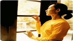 Lãnh tụ dân chủ Aung San Suu Kyi hiện vẫn đang bị quản thúc tại gia.