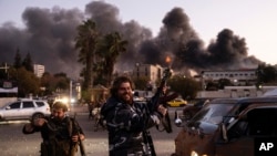 叙利亚民众在大马士革朝天鸣枪，庆祝叙利亚政府垮台。(2024年12月8日)