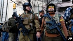 Para pengunjuk rasa bersiap mengikuti aksi demo di Richmond, Virginia, untuk memberi dukungan terhadap hak-hak kepemilikan senjata, Senin, 20 Januari 2020. (AP Photo / Julio Cortez)