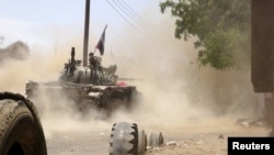 Anti-Houthi fighters of the Southern Popular Resistance fire from a tank in Yemen's southern port city of Aden, May 16, 2015. 