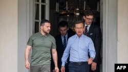 Президент України Володимир Зеленський і прем’єр-міністр Швеції Ульф Крісстерссон прибувають на спільну пресконференцію в Харпсунді, Швеція, 19 серпня 2023 року. (Фото: Jonathan NACKSTRAND / AFP)