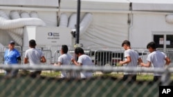 Historias de casi 30 niños fueron documentadas por los administradores de casos del Departamento de Salud y Servicios Humanos.