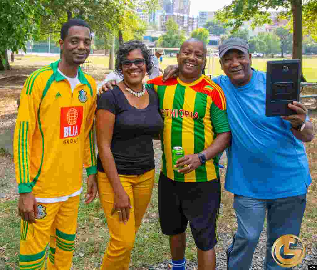 Ma'aikatan Muryar Amurka da iyalansu a filin Quincy Park dake jihar Virginia.