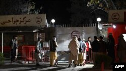 د کابل ایمرجنسي روغتون مخ ته د کابل د وروستي برید د ټپیانو یو شمیر خپلوان راټول شوي - د ۲۰۲۳ د نومبر اوومه 