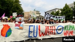 Aksi unjuk rasa "Fridays for Future" menyerukan tindakan segera untuk memerangi perubahan iklim di Berlin, Jerman, 24 Mei 2019. 