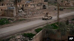 Un village repris récemment aux combattants de l'État islamique, par les Forces démocratiques syriennes soutenues par les États-Unis, près de Baghouz, en Syrie, le 17 février 2019.