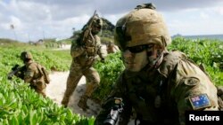 Binh sĩ Australia đổ bộ lên bãi biển trong cuộc tấn trận đa quốc ở Kaneohe, Hawaii năm 2014. Sách trắng Quốc phòng Australia nêu dự kiến bổ sung 5.000 quân nhân trong các quân chủng bộ binh, hải quân và không quân, nâng số quân nhân lên khoảng 63.000.