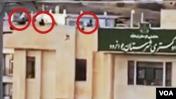 تصاویر زیادی از تیراندازی مستقیم ماموران در شهرهای مختلف ایران به سوی معترضان به صدای آمریکا ارسال شده است. 