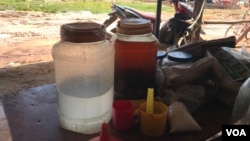 រូបឯកសារ៖ ស្រាស និងស្រាថ្នាំ ដែលត្រូវបានដាក់លក់នៅតូបមួយក្នុងភូមិដំណាក់អំពិល ខេត្តពោធិ៍សាត់ ខែធ្នូ ឆ្នាំ២០១៩។ (ស៊ុន ណារិន/វីអូអេ)