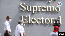 Kitty Monterrey, presidente de Ciudadanos por la Libertad, inscribe su alianza ante el Poder Electoral. [Foto: Houston Castilllo, VOA]