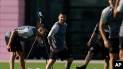 Pesepak bola Lionel Messi (kedua dari kiri) tampil dalam latihan perdana bersama klub barunya, Inter Miami, di Fort Lauderdale, Florida, pada 18 Juli 2023. (Foto: AP/Rebecca Blackwell)