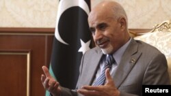 Lupita Nyong'o, Chiwetel Ejiofor, Steve McQueen, Sarah Paulson, dan Michael Fassbender berpose dengan penghargaan untuk Film Drama Terbaik '12 Years a Slave' dalam Golden Globe Awards, 12 Januari 2014.