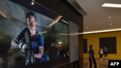 资料照片: 北京一家影院展示电影《战狼2》的影片截屏。(2017年8月21日)