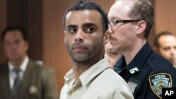 Tersangka penembak, Oscar Morel (35 tahun) tampil untuk mendengarkan dakwaan di pengadilan Queens, New York, Selasa (16/8). 