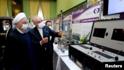 Le président iranien Hassan Rouhani passe en revue les nouvelles réalisations nucléaires de l'Iran lors de la Journée nationale de l'énergie nucléaire à Téhéran, en Iran, le 10 avril 2021.