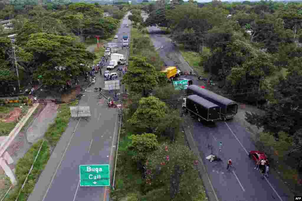 Los bloqueos en las principales ciudades del país han sido un común denominador. A 21 días del paro, Fedetranscarga reportó pérdidas de 1,8 billones de pesos (alrededor de 488 millones de dólares). 