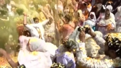 Индиските вдовици го слават фестивалот Холи 