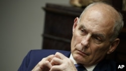 El entonces jefe de Gabinete de la Casa Blanca, John Kelly, escucha hablar al presidente Donald Trump durante un almuerzo con gobernadores estatales en junio del 2018. Foto AP