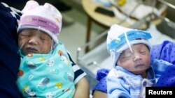 Ilustrasi - Dua bayi baru lahir di sebuah rumah sakit di Jakarta (foto: Reuters). Penyakit jantung bawaan dialami oleh 6 hingga 11 per 1.000 kelahiran hidup di dunia. 