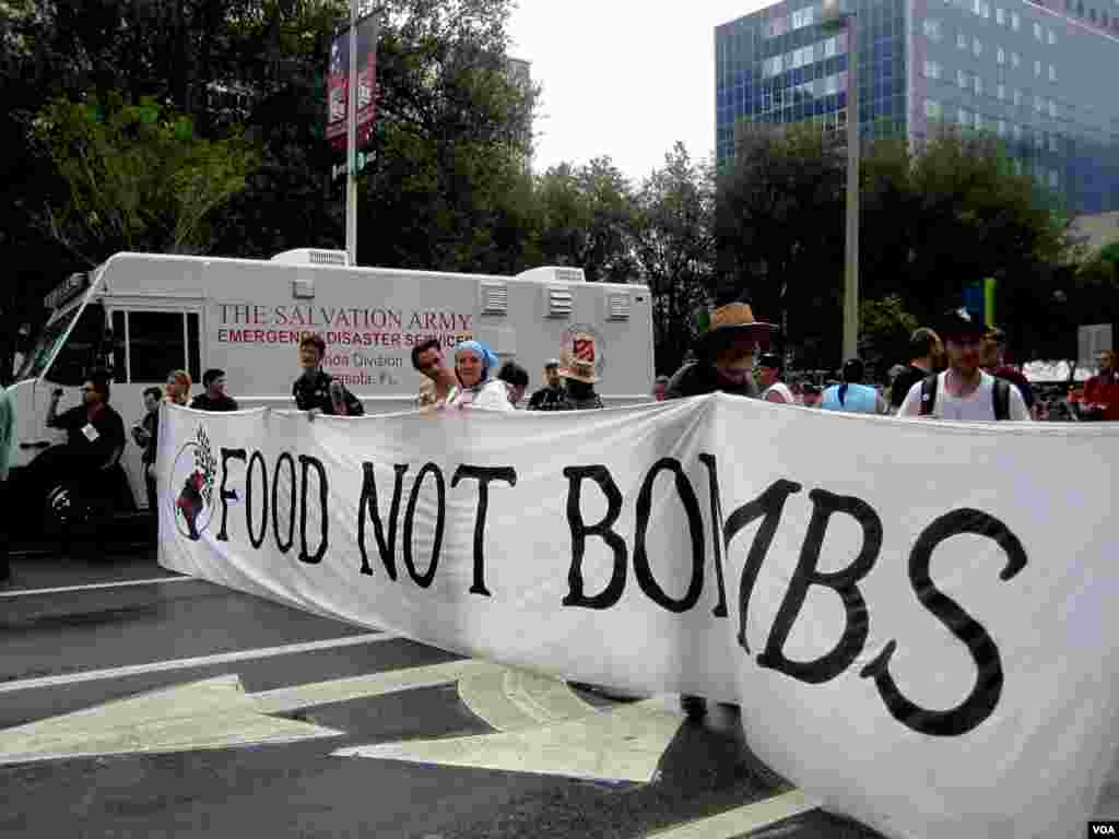 Protesters outside the Republican National Convention, Tampa, Florida, August 27, 2012. (E. Mazrieva/VOA)