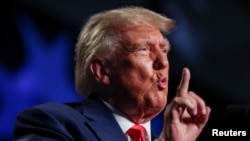 Mantan Presiden AS Donald Trump berbicara di acara penggalangan dana Partai Republik di Columbia, South Carolina, pada 5 Agustus 2023. (Foto: Reuters/Sam Wolfe)