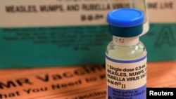 ARCHIVO: Un frasco con la vacuna contra el sarampión, las paperas y la rubéola y una hoja informativa se muestran en el Boston Children's Hospital en Boston, Massachusetts, el 26 de febrero de 2015.
