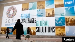 Slogan-slogan di depan Markas IMF dalam rangka Pertemuan Tahunan Bank Dunia - IMF, Washington DC (8/10/2013). Dalam laporannya, Bank Dunia mengatakan 1,2 milyar penduduk dunia masih hidup dalam kemiskinan. 