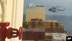 En esta imagen tomada de un video proporcionado a The Associated Press por un funcionario de defensa de Oriente Medio, se muestra un helicóptero durante un asalto a un buque en el estrecho de Ormuz, el 13 de abril de 2024.