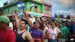 Central American migrants traveling with the annual Stations of the Cross caravan march to call for migrants' rights and protest the policies of U.S. President Donald Trump and Honduran President Juan Orlando Hernandez, in Matias Romero, Oaxaca State, Mexico, April 3, 2018. 