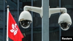 香港政府大樓前的香港特區旗幟與監控攝像頭（2020年7月20日）