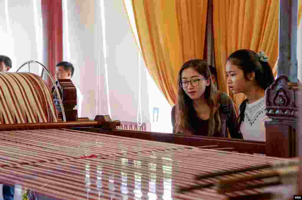 អ្នក​ចូលរួម​ ទស្សនា​​កី​តម្បាញ​ ដែល​ដាក់​បង្ហាញ​សម្រាប់​កម្មវិធី​ត្បាញ​ក្រមា​ខ្មែរ​​​វែងជាង​គេ​ឲ្យ​បាន​ប្រវែង​​ ​១០០០​ ម៉ែត្រ​ ដើម្បី​ចុះ​ក្នុង​កំណត់ត្រា​​ឯតទគ្គ​កម្ម​ពិភពលោក​ សម្រាប់កម្ពុជា​ក្នុង​ឆ្នាំ​២០១៨​ នៅ​ក្នុង​វាល​ព្រះមេរុ នៅរាជធានី​ភ្នំពេញ​, នៅថ្ងៃទី​ ១៤ ខែ​កុម្ភៈ​ ឆ្នាំ​២០១៨។ (ខាន់ សុគុំមនោ​/ VOA)&nbsp;