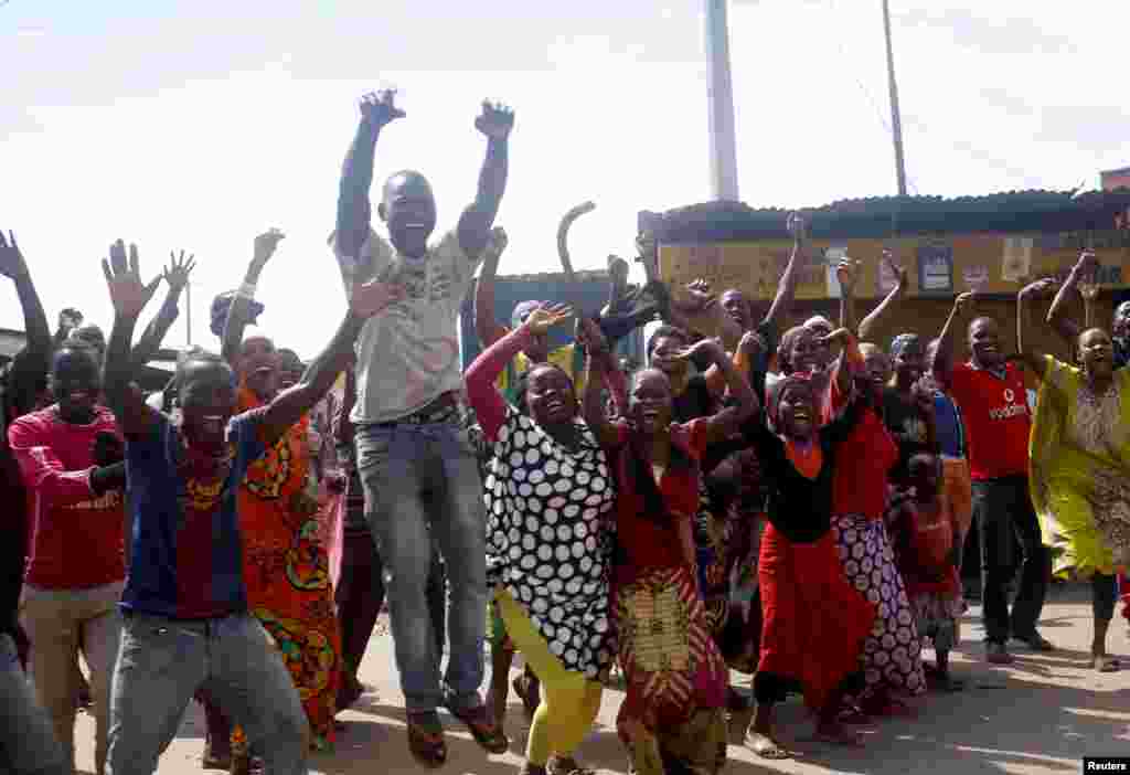 People celebrate in a street in Bujumbura, Burundi, May 13, 2015.