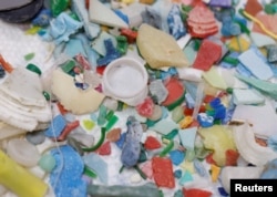 ขยะพลาสติกที่ นาโอมิ อาริโมโตะ ช่างทำเล็บชาวญี่ปุ่น รวบรวมมาจากชายหาดและคัดเลือกมาเพื่อใช้ในการทำเล็บ 3 มิติ ที่จังหวัดคานากาวา เมื่อ 21 ต.ค. 2567