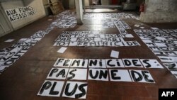 Bannières dédiées à la mémoire des femmes tuées par leurs partenaires étalées dans un squat d'artiste à Paris le 6 septembre 2019.