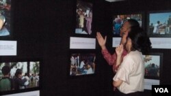 Para pengunjung pameran karya foto jurnalistik Hari Pengungsi Sedunia 2015 di Pusat Kebudayaan Jerman, Jakarta. (VOA/Budi Nahaba)