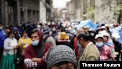 Personas que apoyan a los trabajadores de la salud asisten a una marcha para protestar contra las nuevas medidas del gobierno en medio de la pandemia de COVID-19, en La Paz, Bolivia, 22 de febrero de 2021