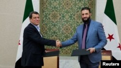 Serokê demkî yê Sûpriyê Ehmed el-Şera û Fermandarê HSDê 