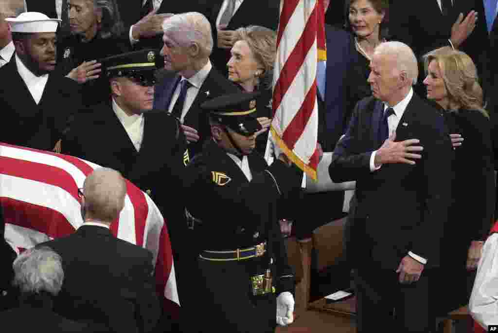 O Presidente Joe Biden, a primeira-dama Jill Biden e outros ex-Presidentes assistem enquanto o caixão do ex-Presidente Jimmy Carter é transportado durante o funeral de Estado na Catedral Nacional de Washington, em Washington, a 9 de janeiro de 2025.